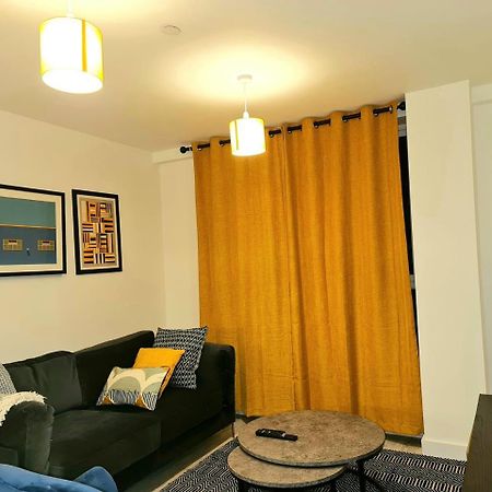 Exquisite Cosy 2-Bed Apartment In Salford แมนเชสเตอร์ ภายนอก รูปภาพ