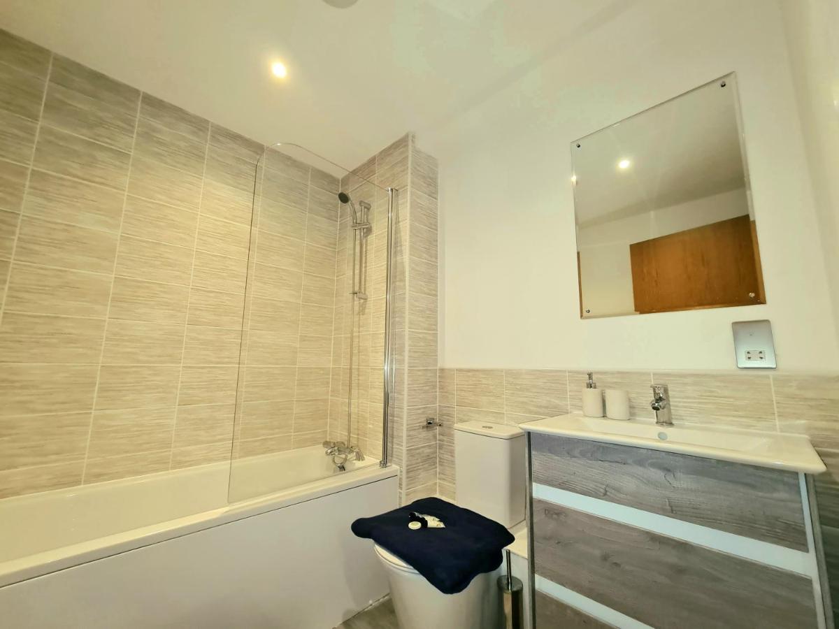 Exquisite Cosy 2-Bed Apartment In Salford แมนเชสเตอร์ ภายนอก รูปภาพ