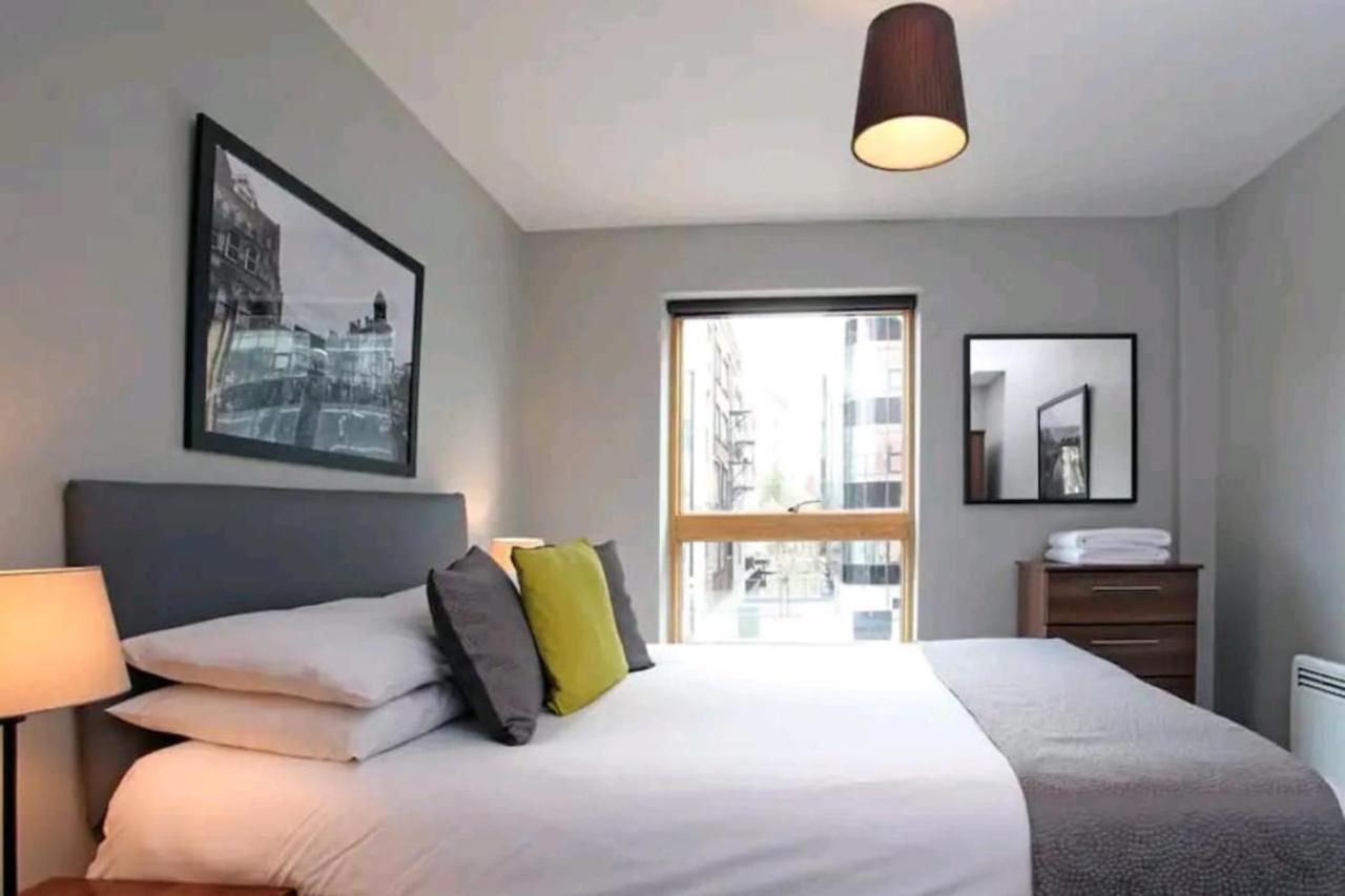 Exquisite Cosy 2-Bed Apartment In Salford แมนเชสเตอร์ ภายนอก รูปภาพ