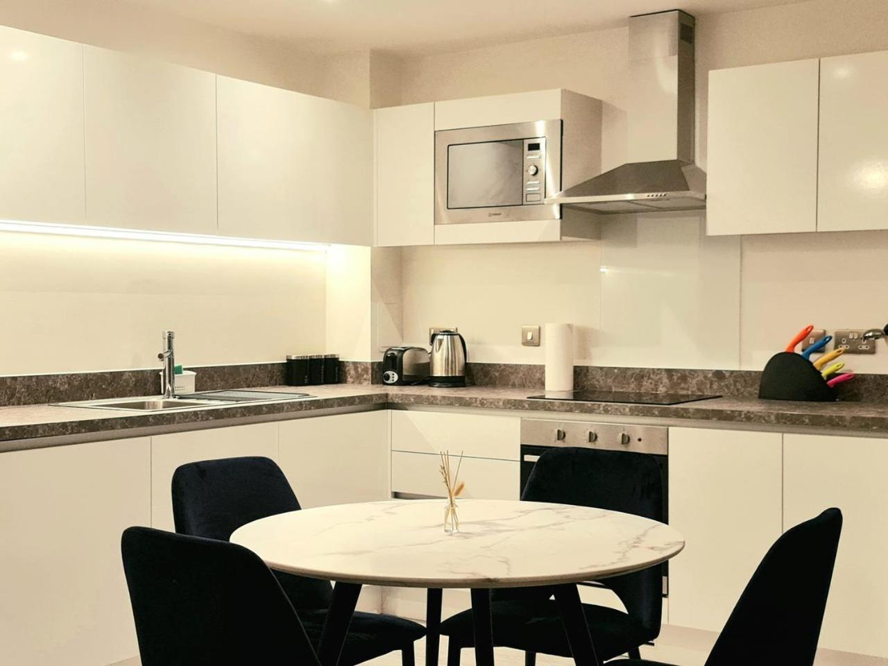 Exquisite Cosy 2-Bed Apartment In Salford แมนเชสเตอร์ ภายนอก รูปภาพ