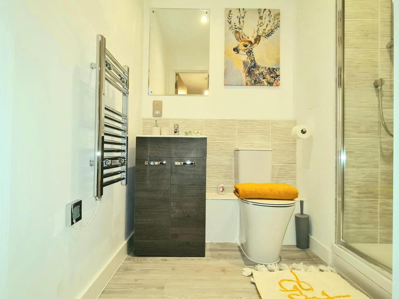 Exquisite Cosy 2-Bed Apartment In Salford แมนเชสเตอร์ ภายนอก รูปภาพ