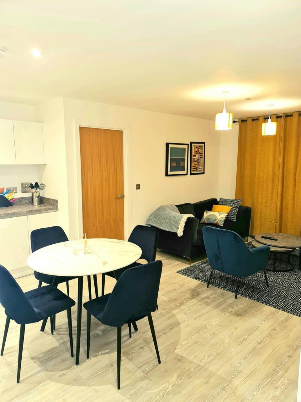 Exquisite Cosy 2-Bed Apartment In Salford แมนเชสเตอร์ ภายนอก รูปภาพ