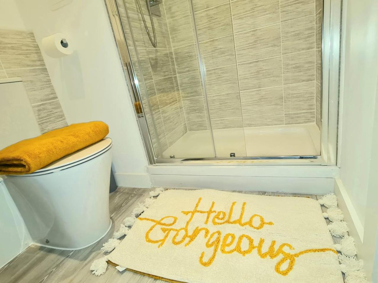 Exquisite Cosy 2-Bed Apartment In Salford แมนเชสเตอร์ ภายนอก รูปภาพ